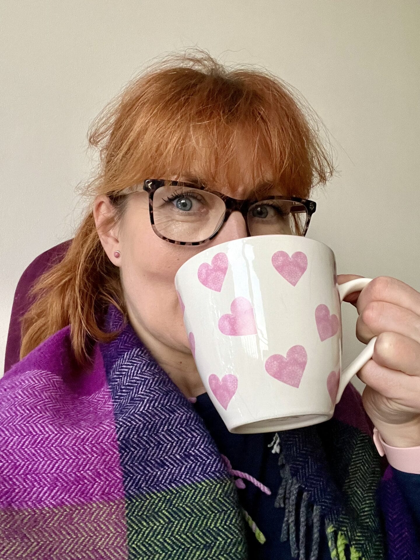 Boost your Well-being naturally with Adaptogens: A woman in glasses is holding a heart-adorned mug, representing the perfect combination of style and self-care. Boost your Well-being naturally with Adaptogens: A woman in glasses is holding a heart-adorned mug, representing the perfect combination of style and self-care.