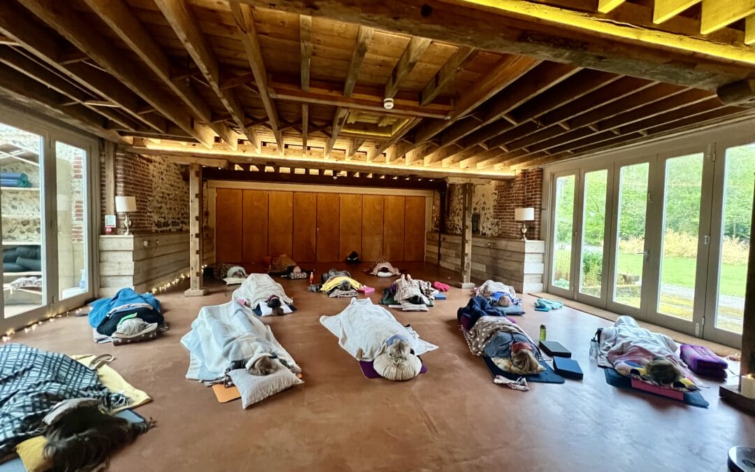 Uniting in Mindfulness: Retreat Moments of Shared Presence and Reflection